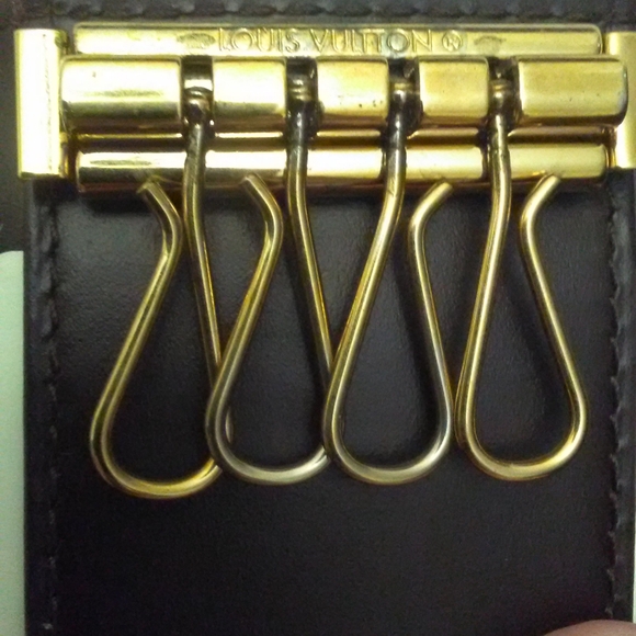 FABULOUS LOUIS VUITTON KEY BURGUNDY VERNIS 4 KEY CASE BEAUTIFUL WAY TO HOLD KEYS - Picture 2 of 12